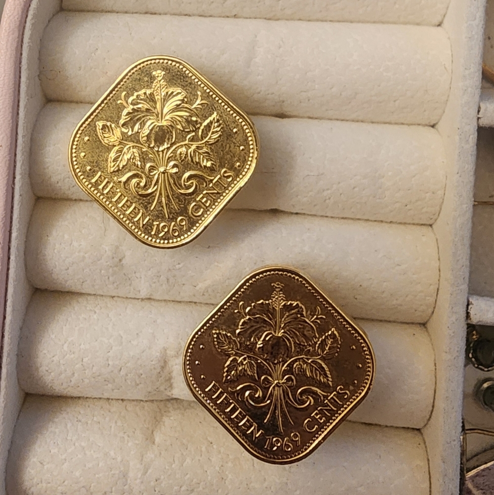Elizabetg‎ II Elegant Gold Tone Coin Earrings
